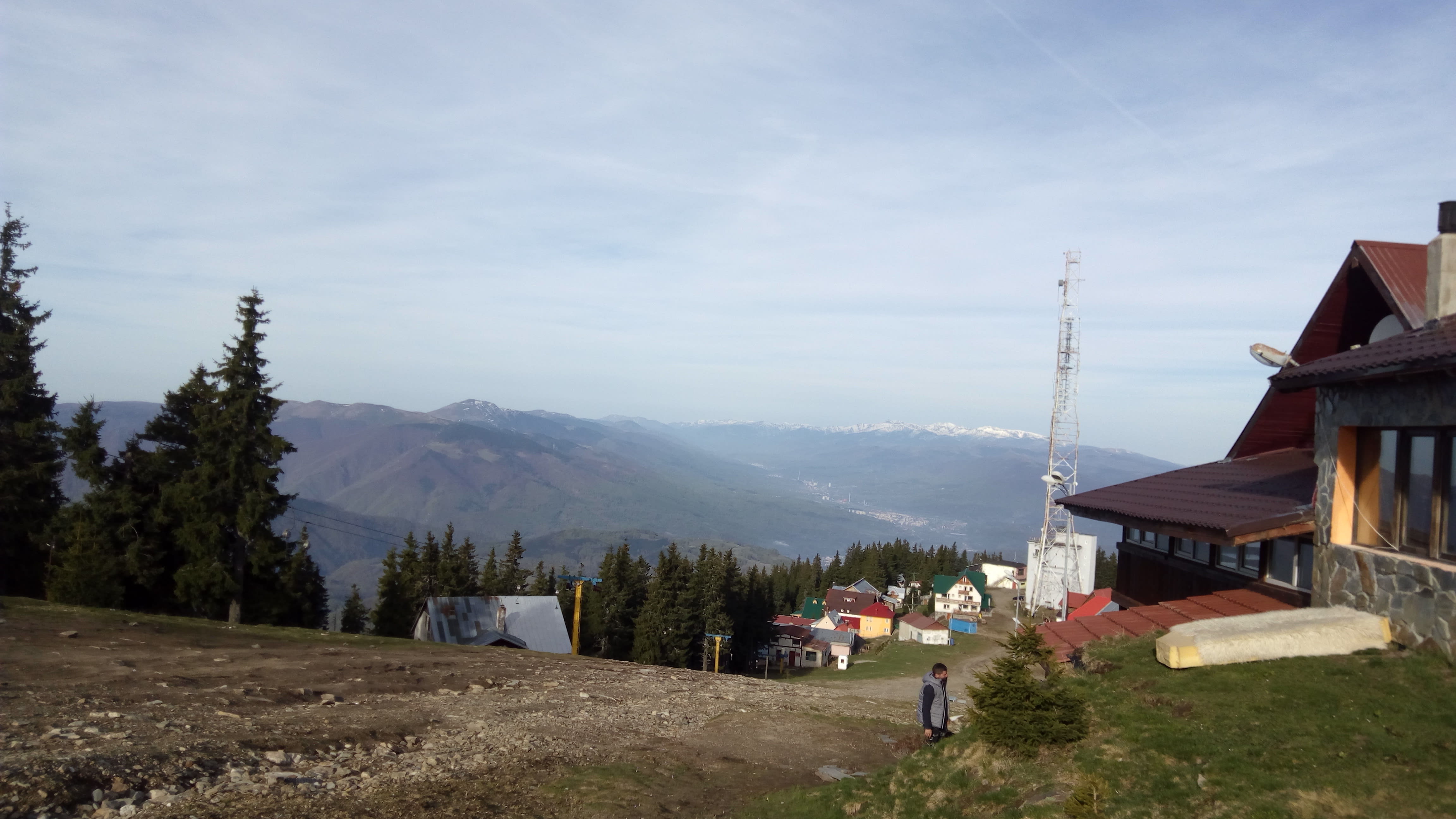 Cabana La Mario din Parang cu Retezatul in departare